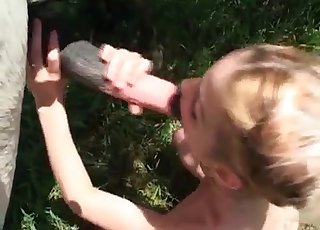 Mega-bitch used a horse dick as a sex toy - 馬のポルノチューブ 